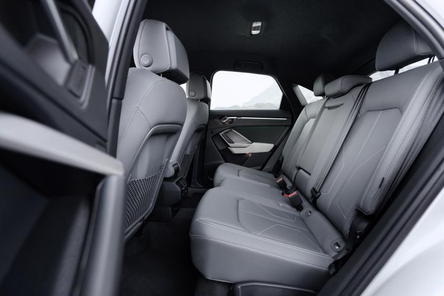 Интерьер Audi Q3 Sportback 45 TFSI e S line 2020 года  (WW) (фото 4 из 15)